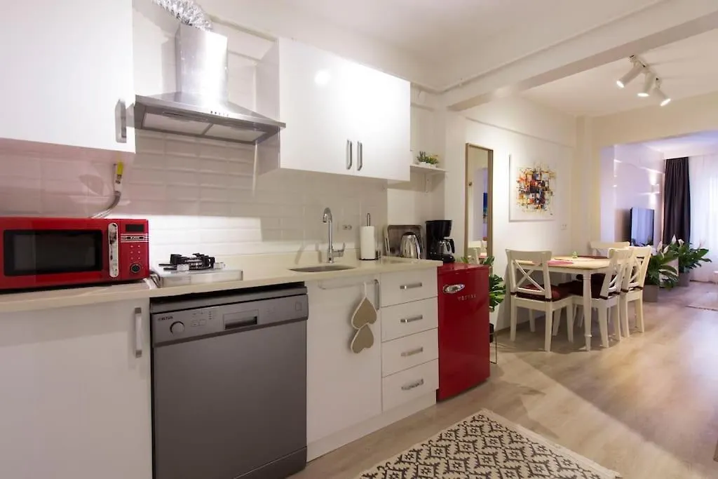 Apartment Fully Renovated 2Br Flat In Prime Location At Moda Istanbul Turkey