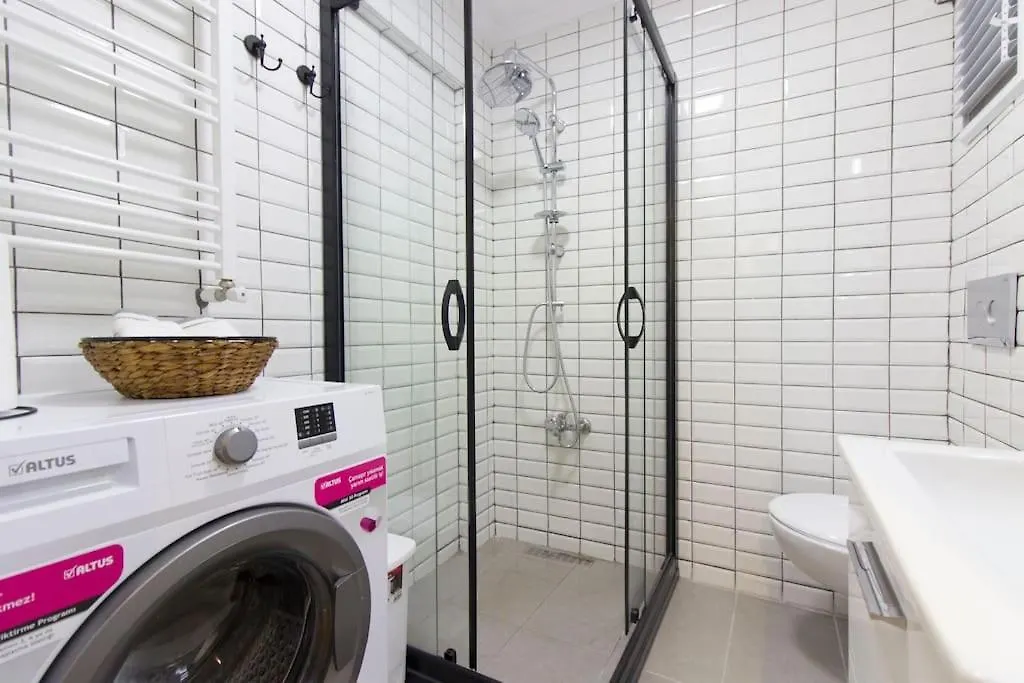 Fully Renovated 2Br Flat In Prime Location At Moda Istanbul 0*,